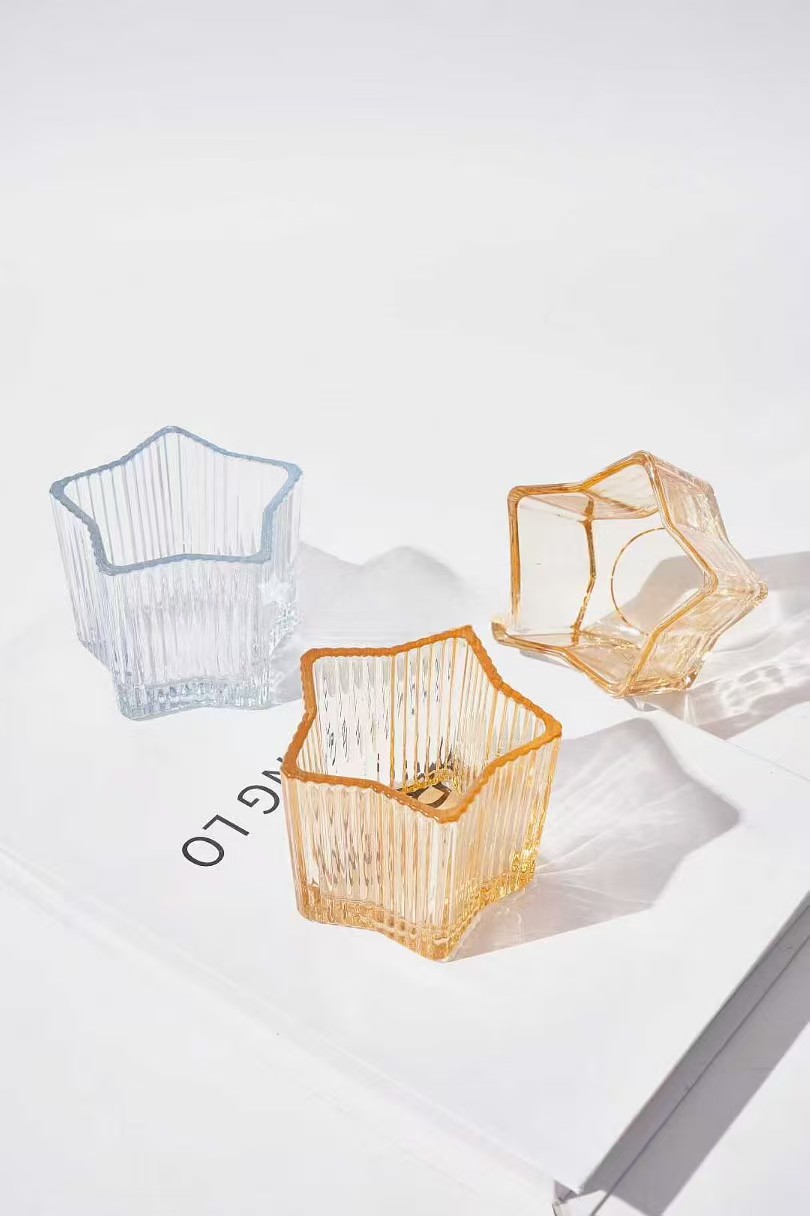 Ulduz şəkilli şüşə şam sahibi