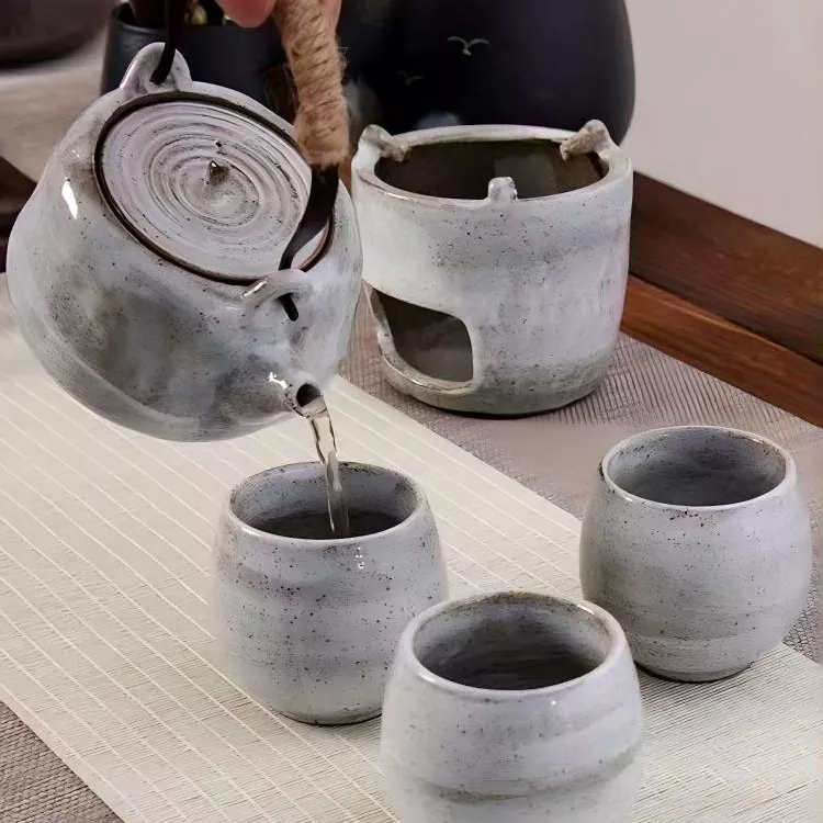 Çaynik ilə ənənəvi çay kuboku